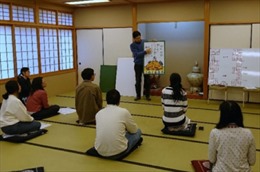 Thành phố Otsu tổ chức &#39;Bài học thử nghiệm Kyogi Karuta&#39; dành cho sinh viên quốc tế