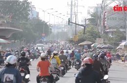 TP Hồ Chí Minh: Đường phố tấp nập, nhiều người không đeo khẩu trang trong ngày đầu tiếp tục giãn cách xã hội
