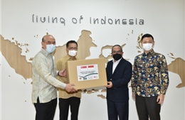 Hai quỹ Tanoto  và Temasek trao tặng thiết bị, dụng cụ thử nghiệm COVID-19 cho Indonesia