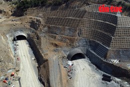 Cận cảnh đào hầm xuyên núi Dốc Sạn trên cao tốc Bắc Nam qua Khánh Hòa