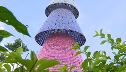 Độc đáo cây thông noel làm bằng phế liệu ở Đồng Nai