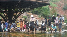 Tết thiếu nhi 1/6, nhiều gia đình đổ xô về khu du lịch sinh thái thác Dải Yếm, Sơn La 