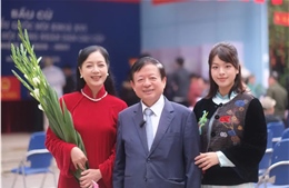 Kỷ niệm 39 năm ngày cưới đúng Ngày hội non sông: Vợ chồng Nhạc sĩ Đỗ Hồng Quân - NSƯT Chiều Xuân cùng con gái đi bầu cử