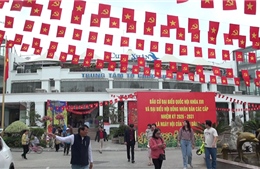 Nghệ sĩ hòa cùng cử tri trong ngày hội lớn của đất nước