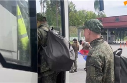 Video binh sĩ Nga, Ukraine hân hoan trở về nước trong đợt trao đổi tù binh mới nhất