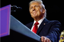 Tổng thống Trump phát bánh pizza, hamburger để khích lệ tinh thần các đặc vụ