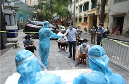 Tình hình COVID-19 ngày 24/5: Cả nước thêm 2 bệnh nhân tử vong; Hà Nội đóng cửa nhà hàng, quán cắt tóc gội đầu