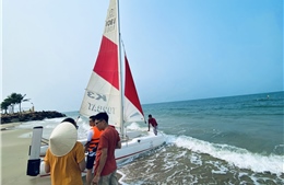 Hòa vào làn nước mát biển Cửa Đại trên thuyền buồm Catamaran