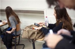 Pháp cấm sử dụng điện thoại di động trong trường học trên toàn quốc 