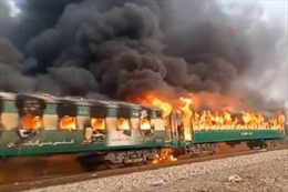 Ít nhất 70 người chết trong vụ cháy tàu hỏa nghiêm trọng tại Pakistan