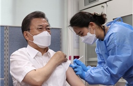 Tổng thống Hàn Quốc tiêm vaccine COVID-19 của AstraZeneca