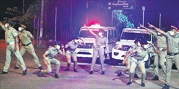 Cảnh sát Ấn Độ nhảy múa cổ động người dân phòng chống COVID-19