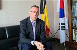 Vợ lại gây gổ với dân địa phương, Đại sứ Bỉ tại Hàn Quốc bị gọi về nước khẩn cấp
