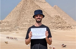 Lạc đà, thuyền buồm và xe chở gà: Hành trình bền bỉ vòng quanh thế giới của chàng trai Ai Cập