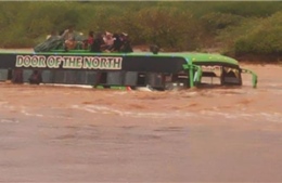 Kenya: Nước lũ cuốn xe buýt khỏi cầu, 51 hành khách được cứu sống