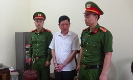 Bắt tạm giam Chủ tịch và Kế toán UBND thị trấn An Châu (Bắc Giang)