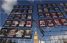 Hàng trăm nạn nhân vụ bê bối &#39;máu bẩn&#39; khởi kiện chính phủ Anh