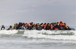Giải cứu 80 người di cư trên thuyền gặp nạn ở eo biển Manche
