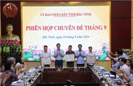 Khen thưởng tập thể, cá nhân xuất sắc trong xử lý sự cố sạt trượt đê và phòng cháy, chữa cháy