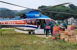 Không quân điều trực thăng bay Mi-171 bay cứu trợ đồng bào vùng lũ