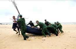 Bộ đội Biên phòng Quảng Bình hỗ trợ nhân dân ứng phó áp thấp nhiệt đới