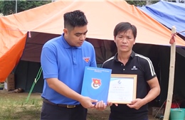 Trưởng thôn trẻ năng động, giúp dân bản bình yên vượt qua bão lớn 
