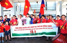 AFF Cup 2024: CĐV Việt Nam chào đón thầy và trò HLV Kim Sang Sik tới Lào