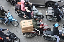 Người dân tất bật trở lại Thủ đô sau kỳ nghỉ Tết