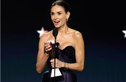 Demi Moore tỏa sáng tại Critics Choice Awards 2025