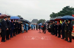 Thông quan xuất nhập cảnh cho du khách và cư dân biên giới qua cửa khẩu Hoành Mô