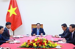 Thủ tướng Phạm Minh Chính điện đàm với Thủ tướng Singapore Lawrence Wong