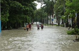 Mưa dông lớn trút xuống Bình Dương, nhiều công trình bị hư hỏng