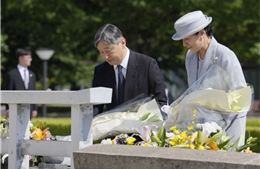 Nhà vua và Hoàng hậu Nhật Bản tưởng nhớ các nạn nhân trong vụ ném bom nguyên tử xuống Hiroshima