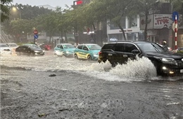 Mưa lớn chiều đầu tuần gây ngập nhiều tuyến phố Hà Nội