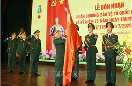Nhà xuất bản Quân đội nhân dân đón nhận Huân chương Bảo vệ Tổ quốc hạng Ba