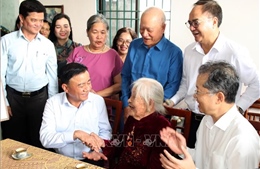 Thường trực Ban Bí thư thăm, tặng quà người có công ở Đà Nẵng