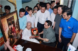 Thủ tướng Phạm Minh Chính tri ân các lãnh đạo tiền bối và người có công với cách mạng
