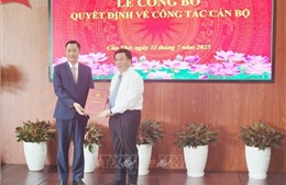Ủy viên Bộ Chính trị Nguyễn Xuân Thắng trao quyết định về công tác cán bộ