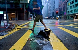 Hong Kong cảnh báo mưa bão ở mức cao nhất