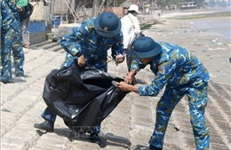 Ra quân thu gom, xử lý rác thải và làm đẹp bãi biển Mũi Né