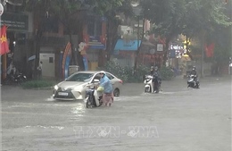 Mưa trắng trời, Hà Nội ngập khắp nơi