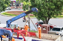 Ảnh hưởng bão số 5: Quảng Trị cử đội xung kích hỗ trợ Hà Tĩnh khôi phục lưới điện sau bão