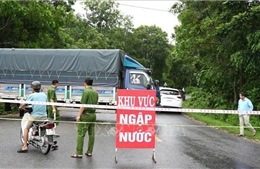 Thanh Hóa: Mưa lớn, nhiều tuyến đường ngập sâu gây khó cho phương tiện