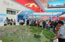 Người dân tiếp tục đổ về tham quan Triển lãm thành tựu đất nước 80 năm