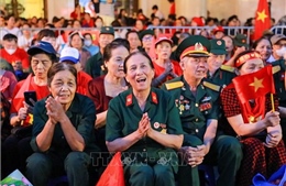 Hân hoan chờ đón đoàn diễu binh, diễu hành trong niềm tự hào dân tộc