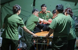 Trạm y tế dã chiến cấp cứu kịp thời một người dân bị ngã, co giật khi chờ xem tổng duyệt