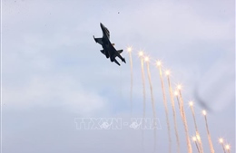 Chiêm ngưỡng tiêm kích Su-30MK2 phun bẫy nhiệt trên bầu trời Hà Nội