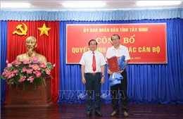 Tây Ninh: Trao quyết định nghỉ hưu và thôi việc cho cán bộ, lãnh đạo các sở