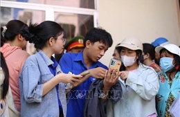 Người dân phấn khởi nhận quà Quốc khánh 2/9