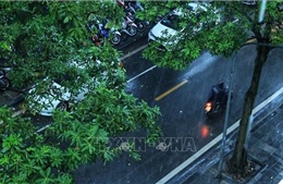 Cảnh báo mưa dông kèm lốc sét, gió giật mạnh khu vực nội thành Hà Nội